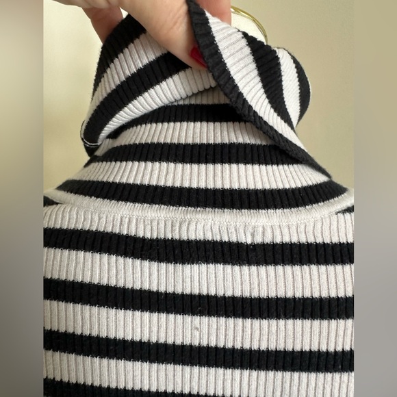 Gap Black/White Turtleneck- Medium - Picture 5 of 7